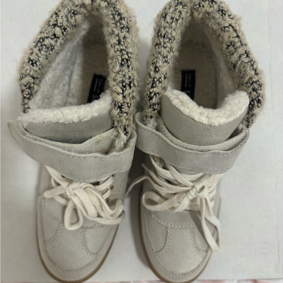 Light silver youth Mini boot ideal for winter activity or regular use. - Picture 4 of 7